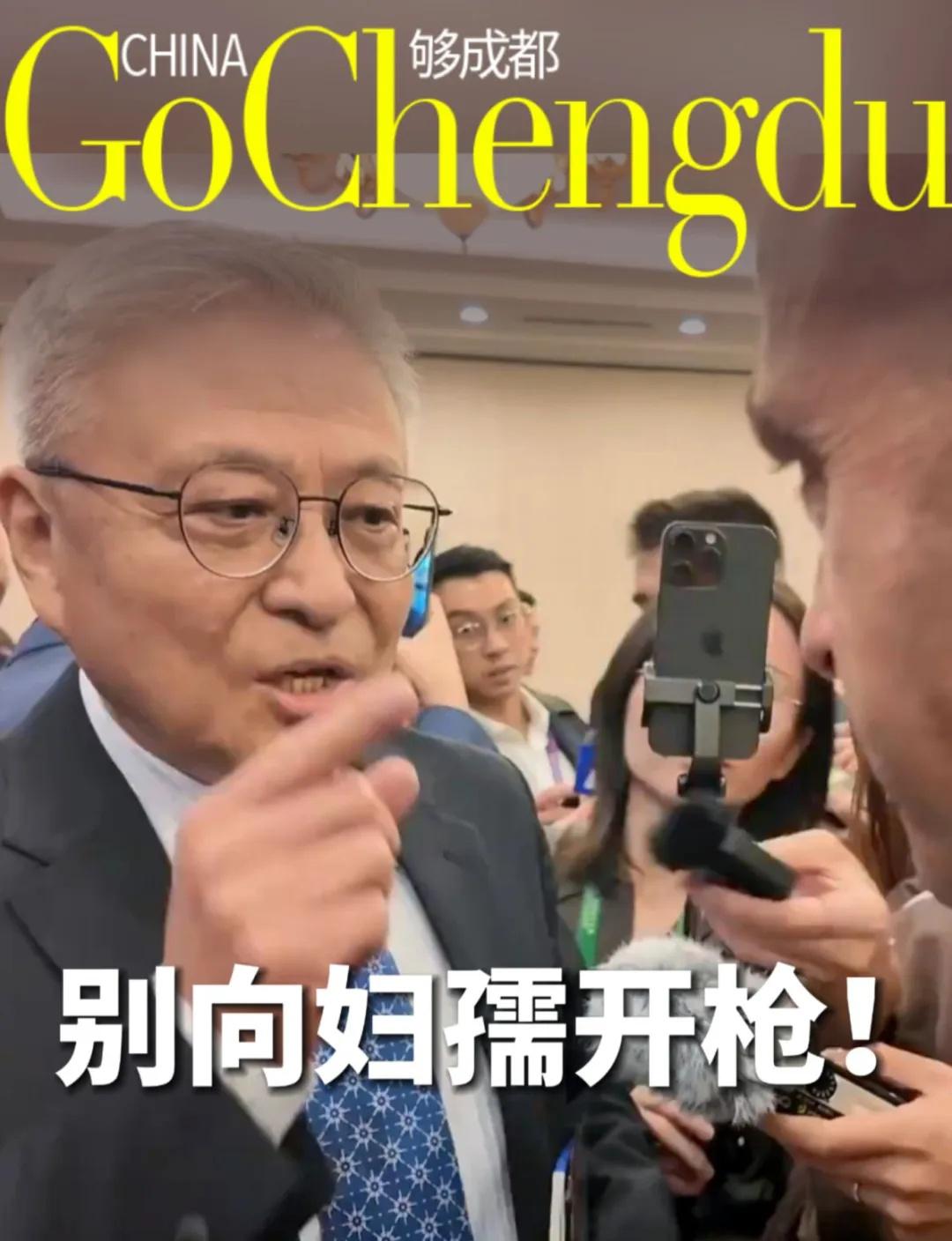 给以色列军官“上一课”
9月17日，中国学者在“香会”现场与以色列军官激烈辩论：
