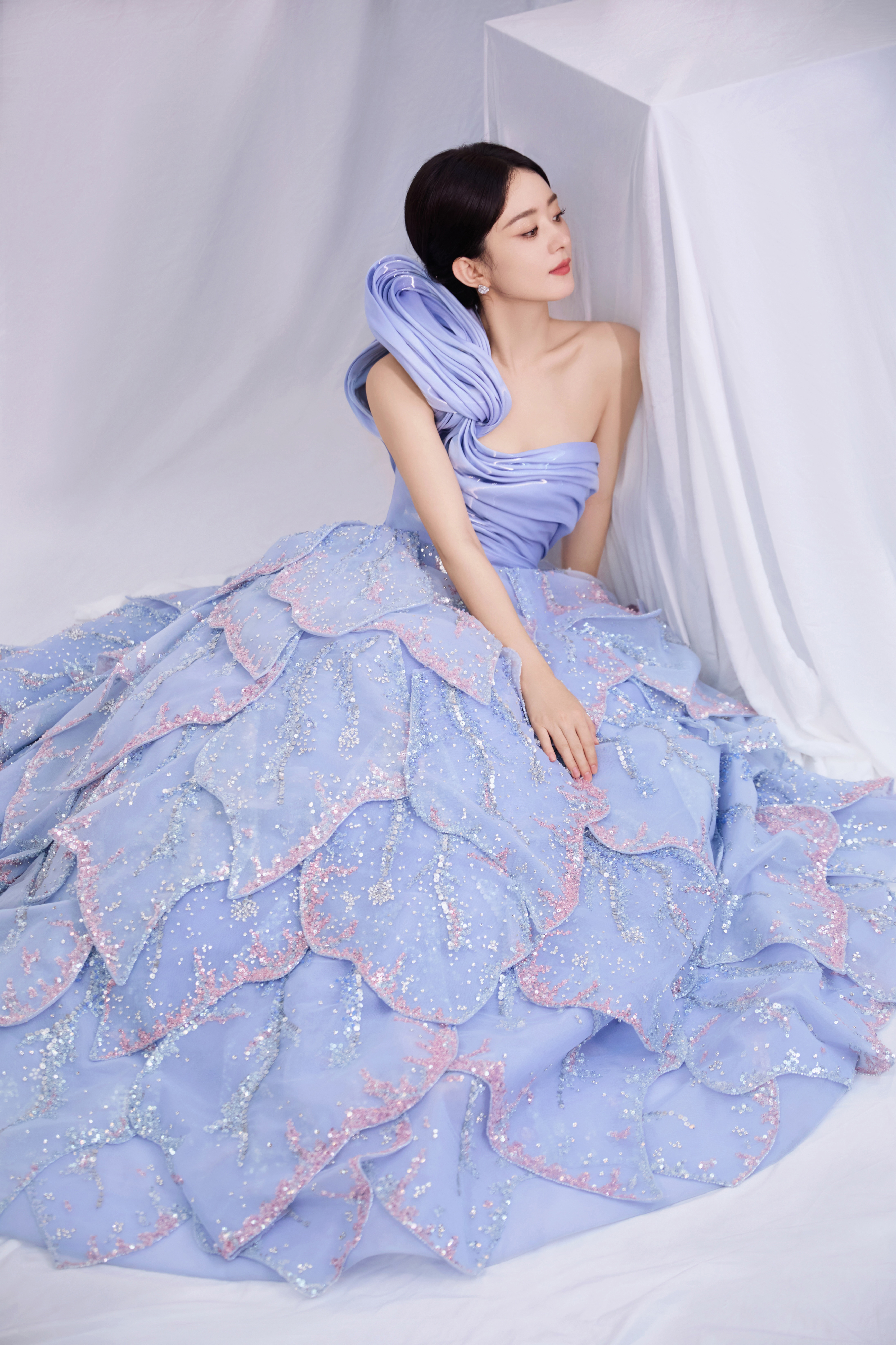 #赵丽颖蓝花露肩裙#  赵丽颖蓝花露肩裙造型，优雅大气[哇]熠熠流光，如梦似幻，