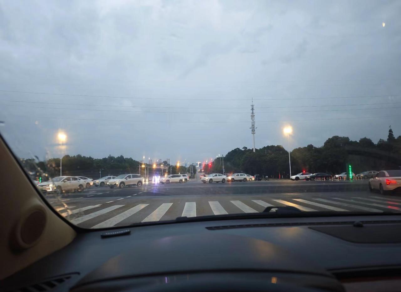 楚雄热死流汗，回到老地方下🌧️，外套需加一件。