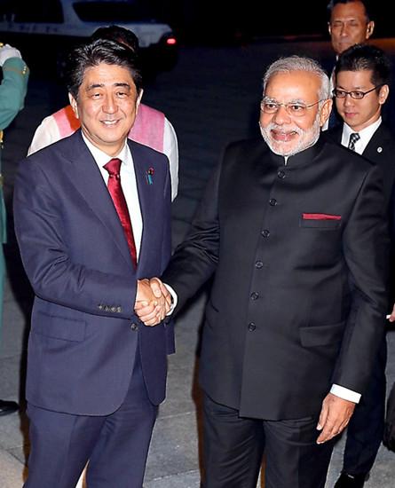 莫迪也是入乡随俗之人，那年他到日本去，和安倍晋三一起跪地吃饭。有点好奇莫迪在印度