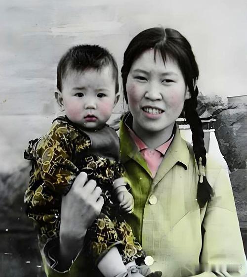 1976年，女知青邵红梅抱着4岁的儿子回到北京，她的母亲见状，跳手跳脚大骂：“下