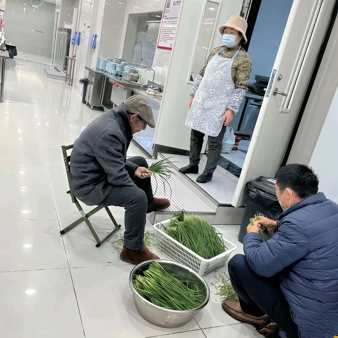 刘强东爸妈是真忙，
忙完食堂，忙超市，
亲力亲为，超接地气！