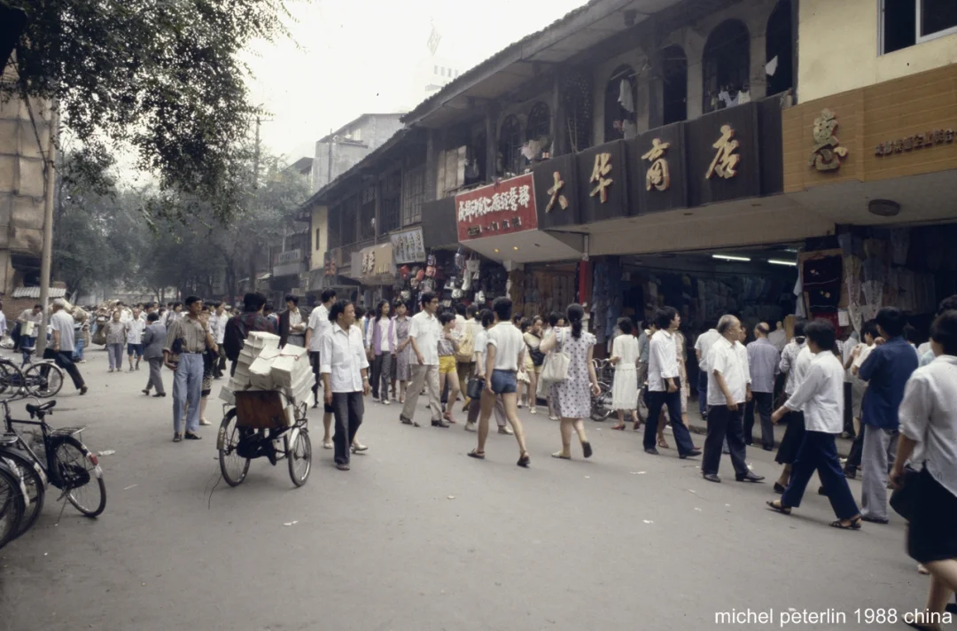 续上篇，1988 年成都街头：烟火人间，记忆滚烫。摄影:Michel ...