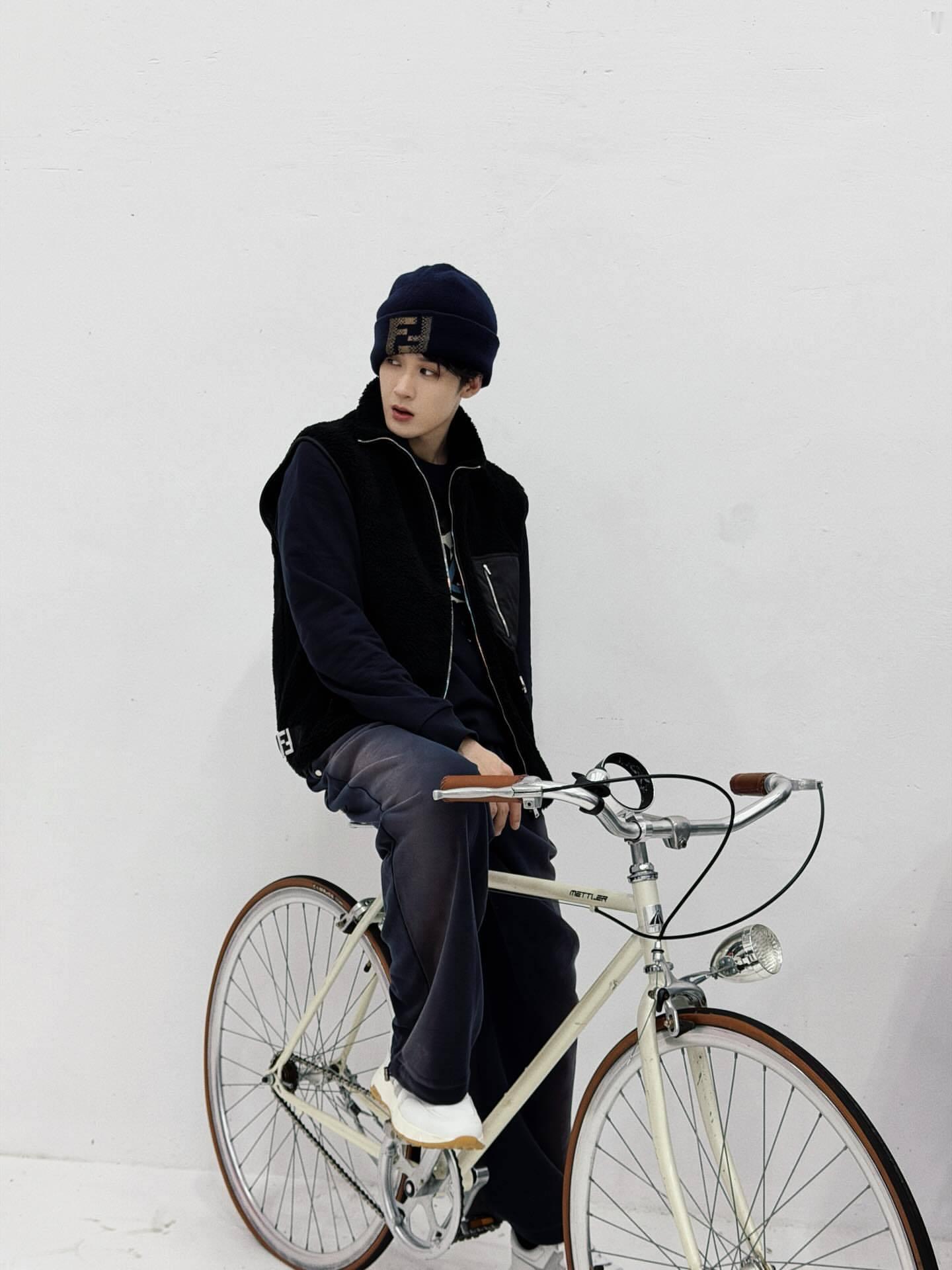 檀健次 × FENDI背心外套➕卫衣冷帽，芬迪型男的OOTD日常😎📸风格大赏