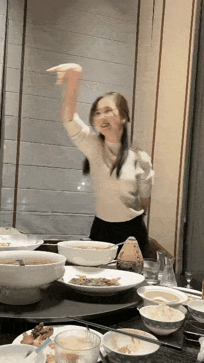 女子在同学聚会上大秀
舞姿优美