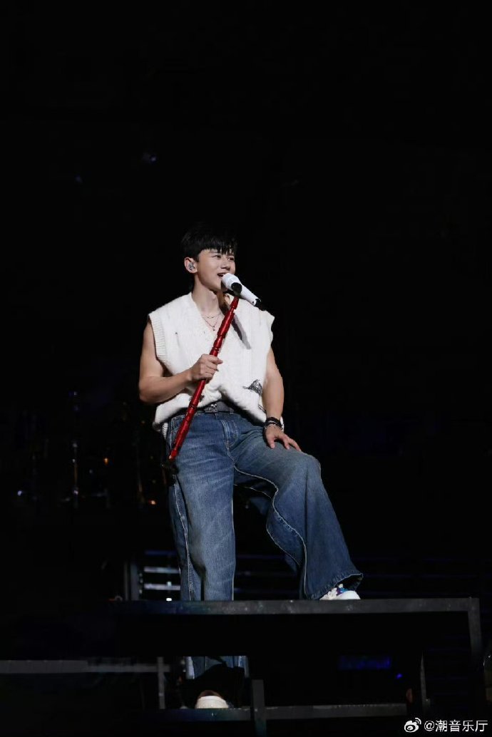 看的出来张杰很喜欢机器人了 连夸赞都带着温柔滤镜，张杰对机器人的喜欢，真诚又治愈