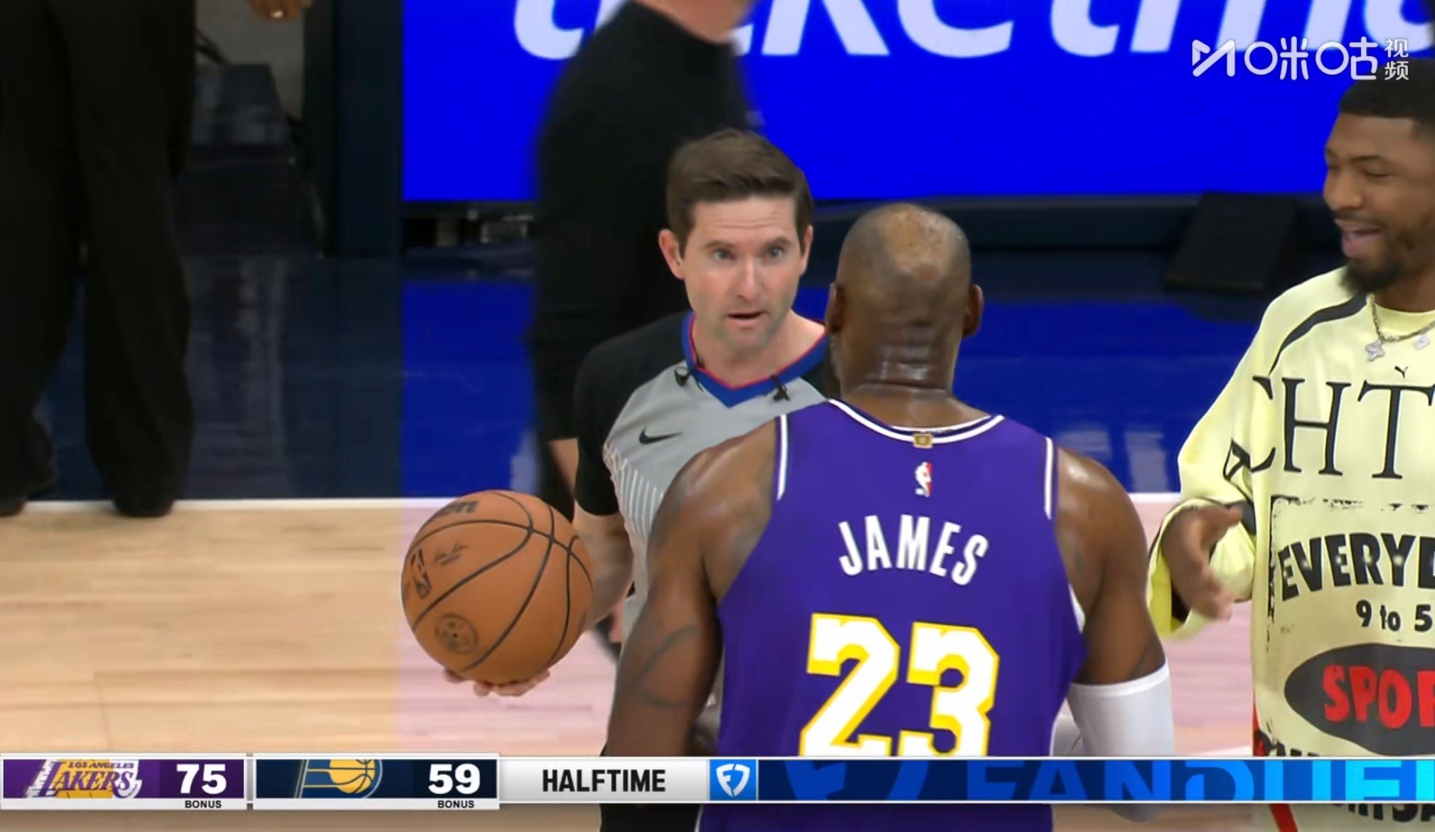 半场比赛结束，湖人75-59步行者，老詹直接找裁判，好多犯规不给啊！湖人vs步行