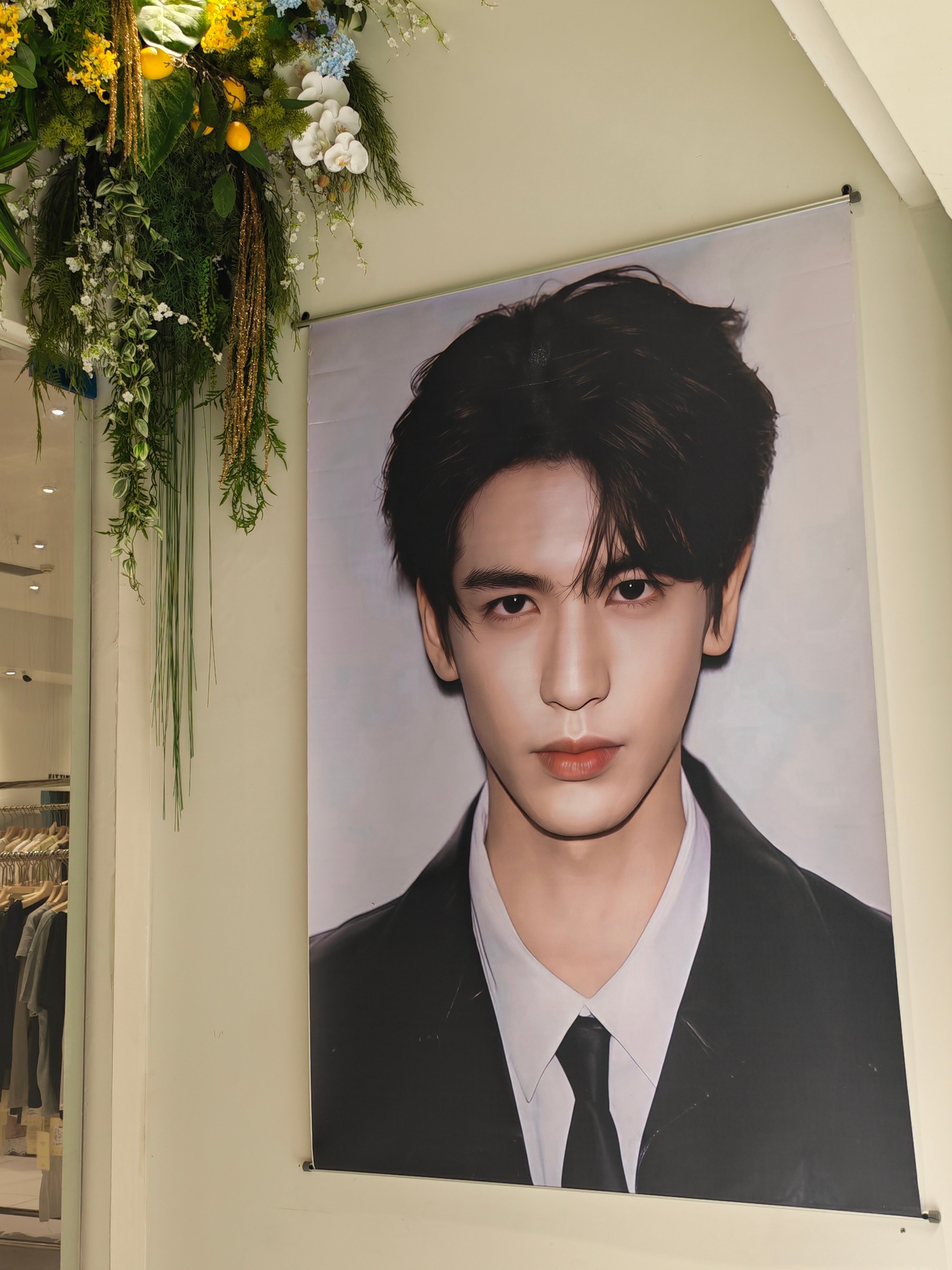 正在逛街 走出服装店  余光感觉旁边男的好眼熟  原来是张凌赫😲凌帝驾到！通通