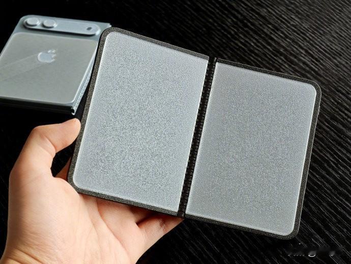 苹果折叠机就这样，虽然价格我可能接受不了，但是还是要说是真他么丑！丑哭了[流泪]