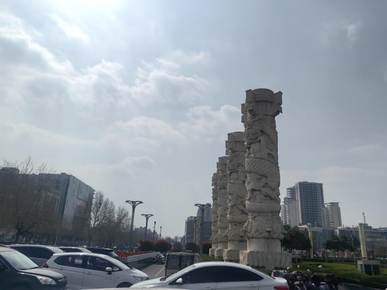 今天到南风广场逛了一圈，曾经的地标建筑，让人希望。我记得朋友的孩子要吃肯德基，他