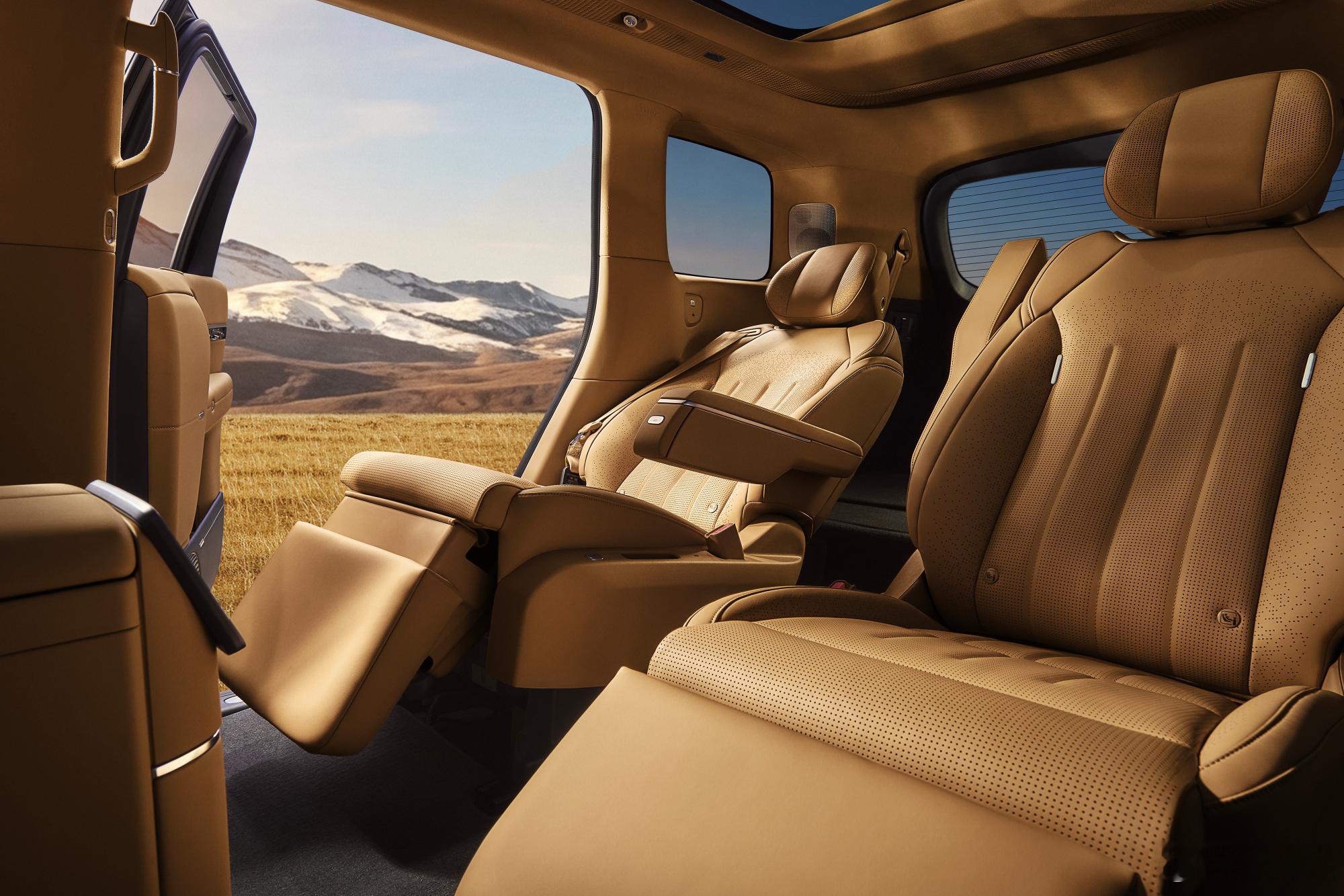 小鹏GX的内饰官图公布，新车4月15日上线。可以看到第二排设置了两个零重力座椅，