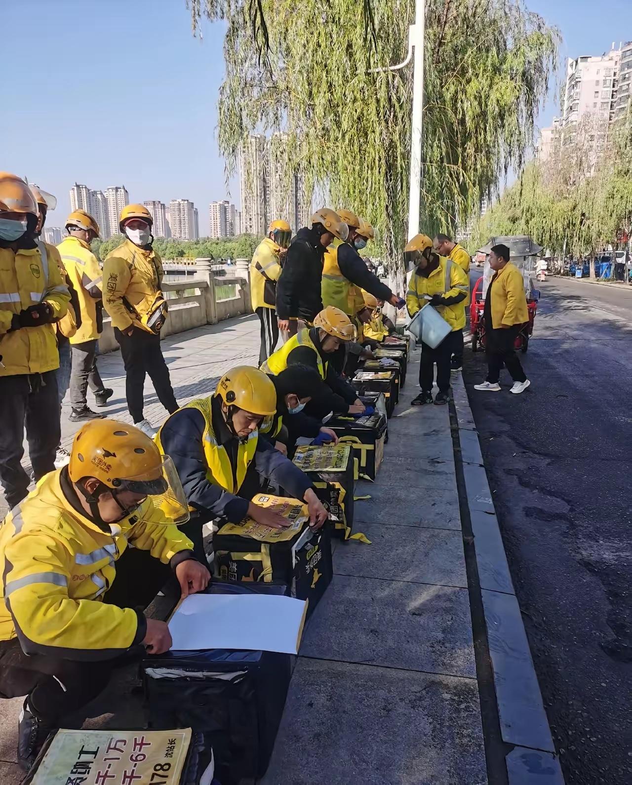 外卖订单暴跌？

点个破外卖既要配送费，又要满30起送，还要2块包装费。到手饭菜