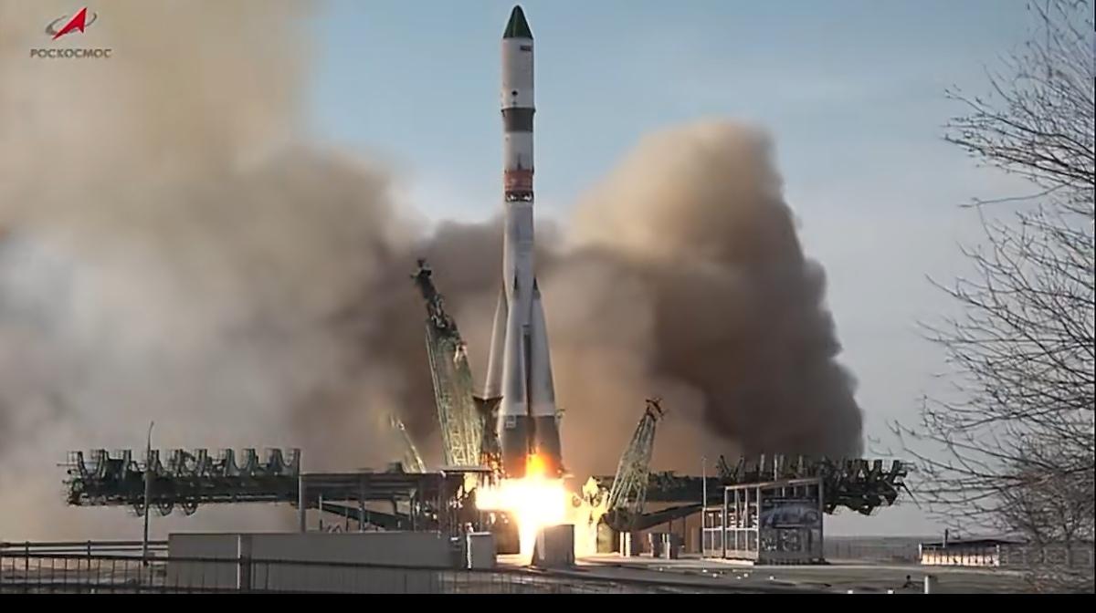 搭载“进步MS-33”货运飞船的“联盟-2.1a”火箭从拜科努尔火箭发射场发射升