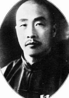 民国是个奇葩，各个地方都有自己的军队，但是又都听命于南京政府，看看张学良，韩复榘