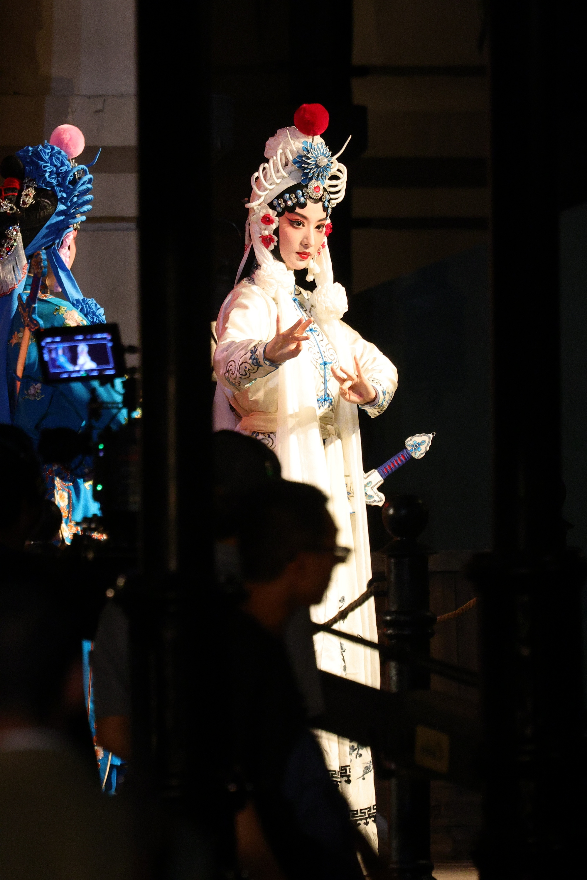 王楚然往台上一站就是角儿 看王楚然在《这一秒过火》里的青衣扮相，水袖一甩眼波含情