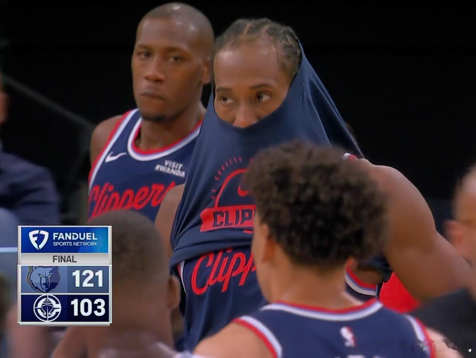 随着快船以 18 分的劣势不敌灰熊后：——快船近 10 场输了9 场，战绩 6 