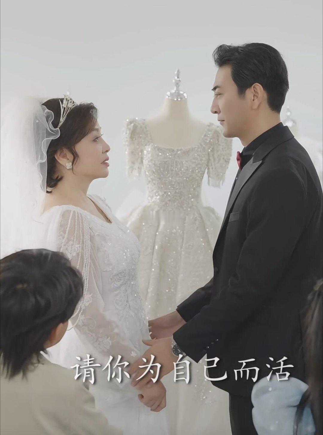 刘晓庆从不被年龄绑架 很多人被年龄绑住是因为自己先认了，觉得这个岁数不能做那个了