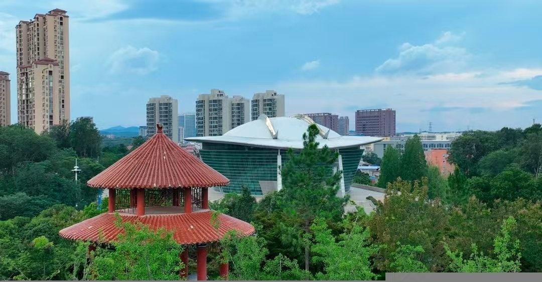 【信阳师范大学50周年校庆 】
浉水河畔，文脉悠扬。
山河影满，桂冷吹香雪。
栉