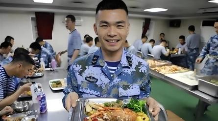 航母有多难养？山东舰编制几千人，食堂一天做七顿饭，顿顿都很丰盛，光是每天伙食费高