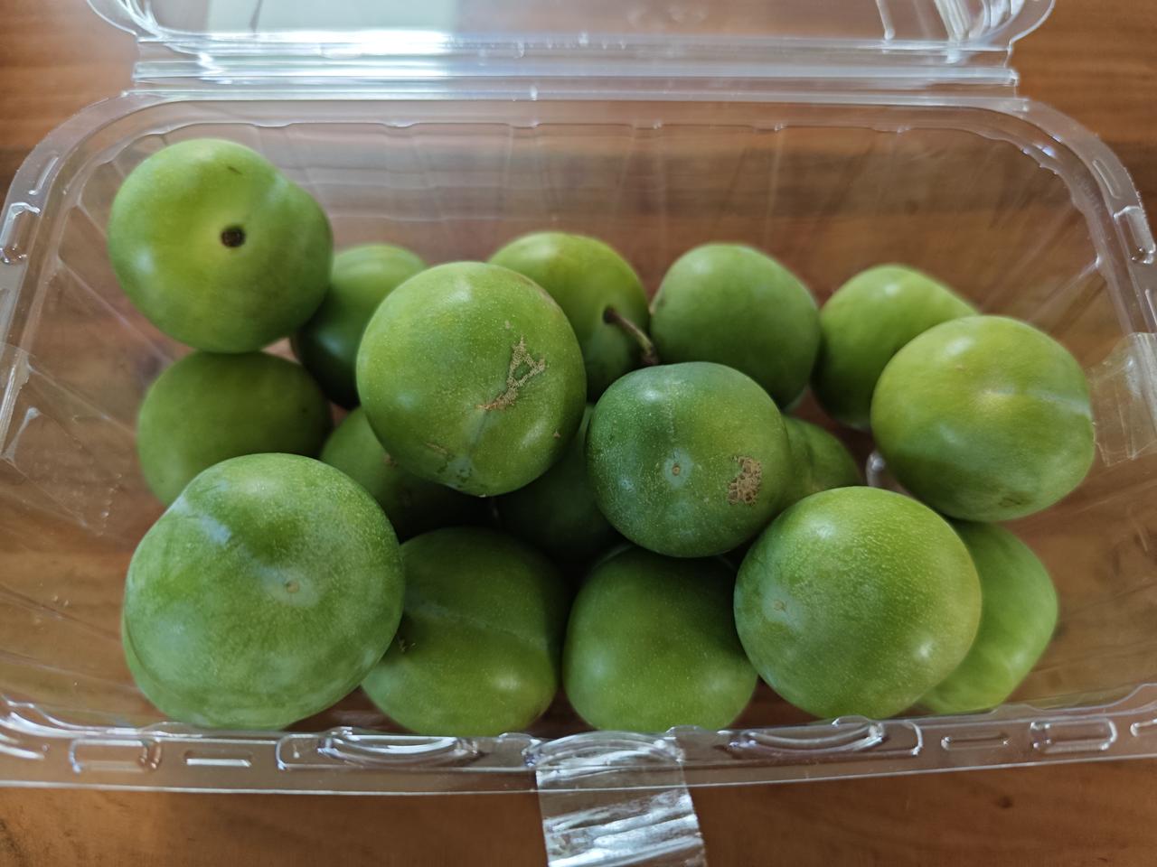 此青梅非彼青梅

昨天，女儿从超市买了一盒青梅，打开来让我吃。我说“青梅太酸了，