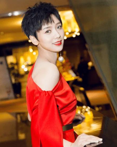留短发最好看的女生！
李晓峰这颜值应该算是短发女生里的天花板级别的了！
