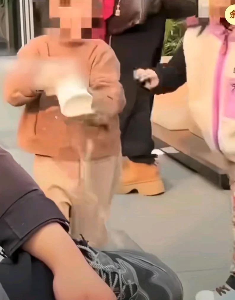 女孩去店里要了杯水，端着水杯小心翼翼的走向妈妈，对妈妈说，
阿姨给我了，
妈妈表