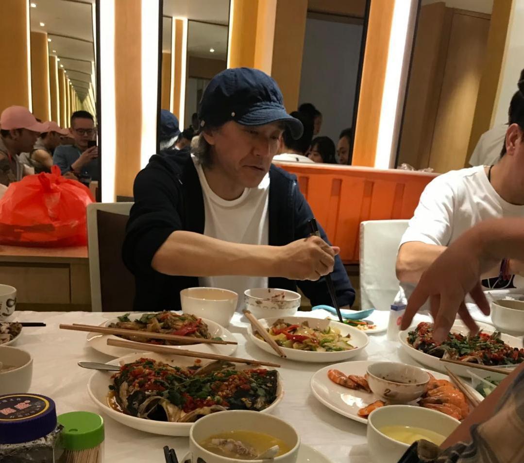 周星驰疯了。
不用特效，不用替身，让上千个普通00后女孩真踢真打。
他在河南嵩山