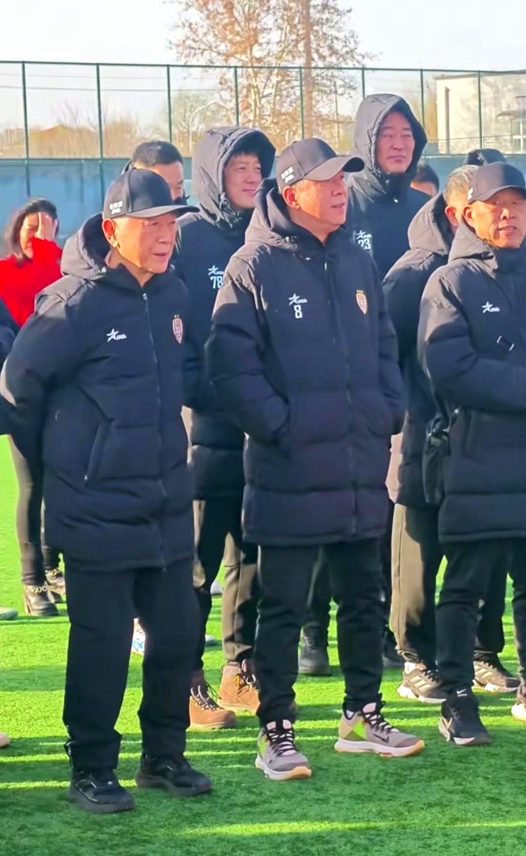 北京老男孩再赴征程！

这是老甲A赛事重启的信号，球队在聚加足球训练基地办了出征