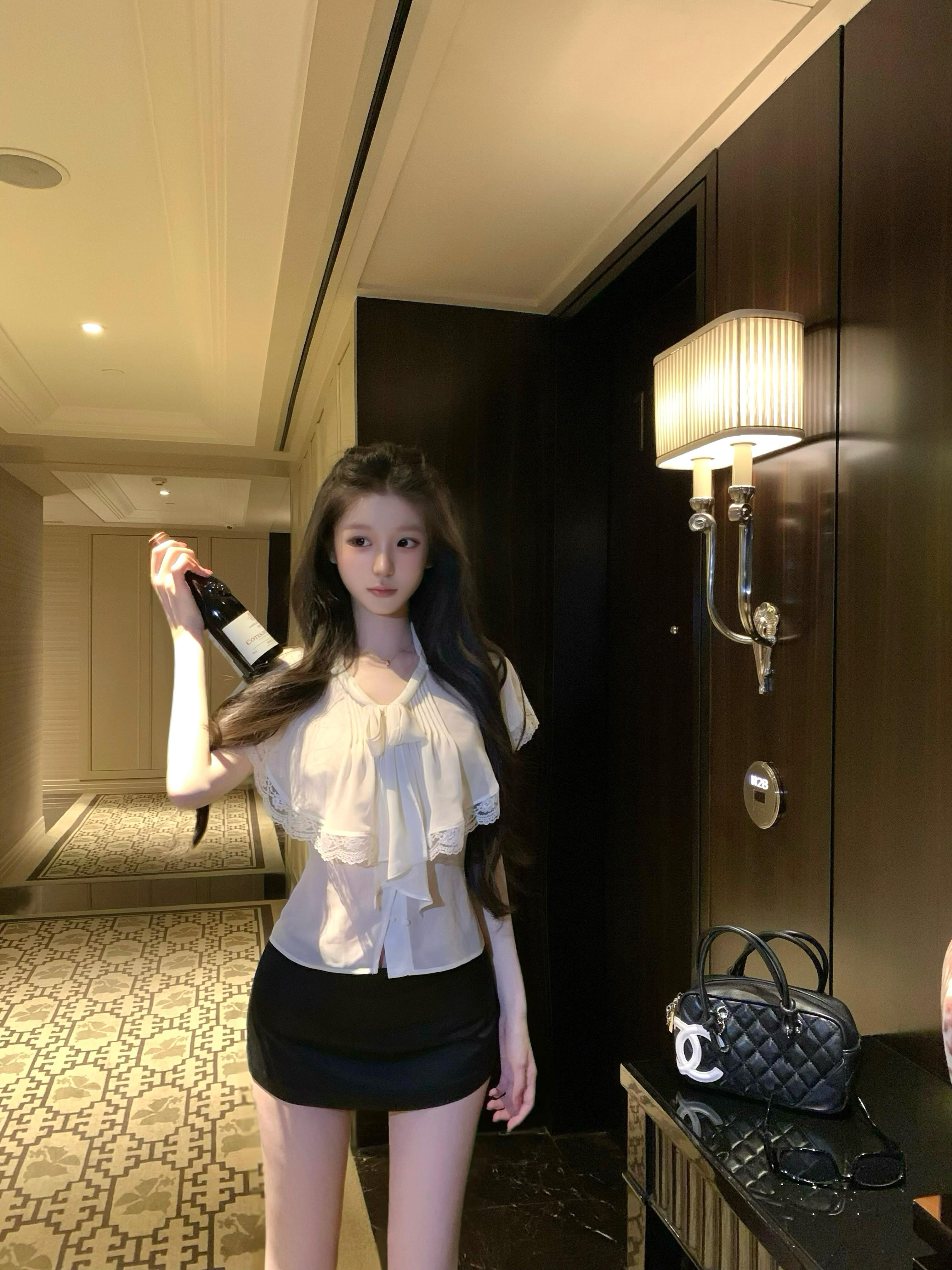 回忆突然闪帧我又见了你一面。