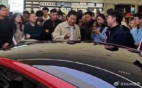 小米新SU7最受欢迎颜色3月21日，雷军在北京巡店，亲自讲解小米新SU7并为顾客