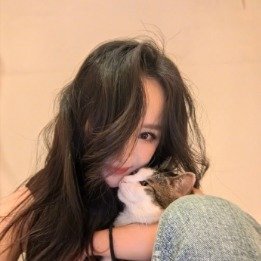 杨幂小猫贴贴好美的杨幂，好可爱的小猫咪，我也想抱抱贴贴[抱一抱][抱一抱]羡慕了