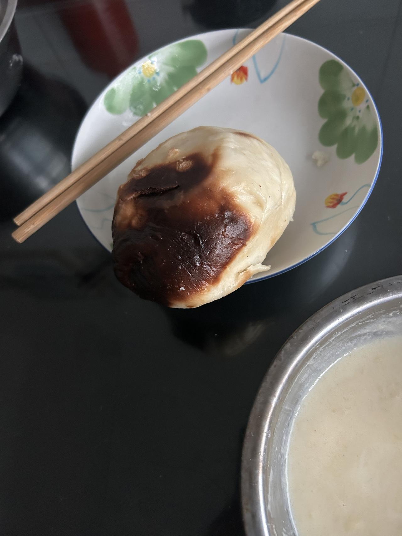 前天做饭就是用这样的电锅熥的馒头，结果成了这个样子，一部分皮成了红糖一样的颜色。