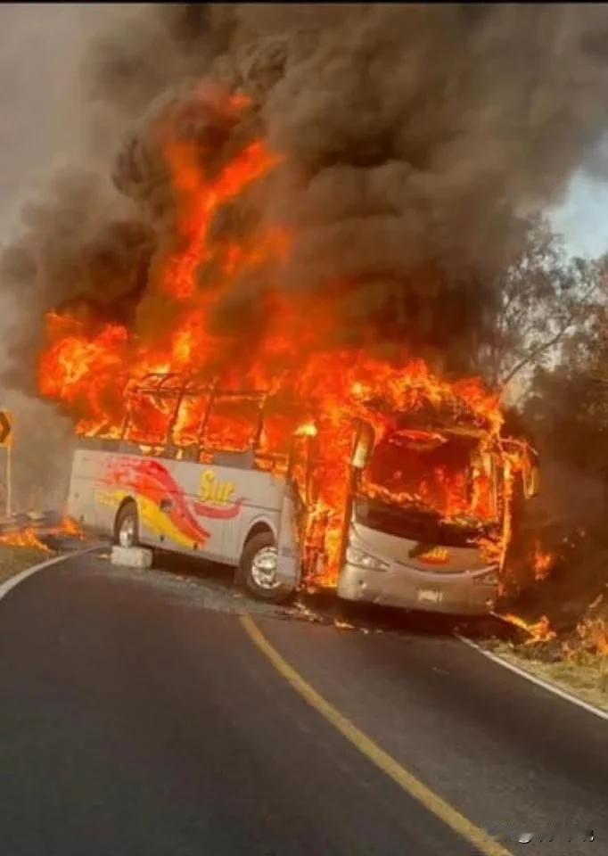 美国极有可能面临本土边境冲突
昨天墨西哥政府军在围剿行动中击毙了墨西哥贩毒集团C