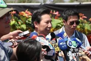 金门县长陈福海，曾经直接把话撂桌上：“金门全县，从八十岁的老人到三岁的娃，没一个