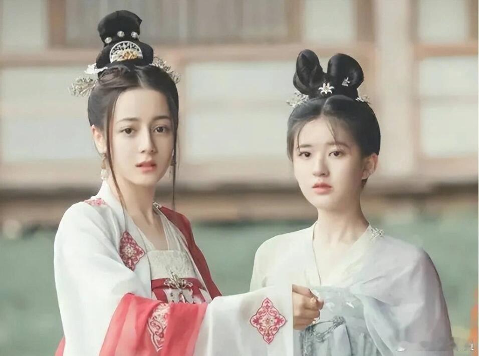 从赵露思到热巴，怎么偶像剧小花都在拍正剧。 