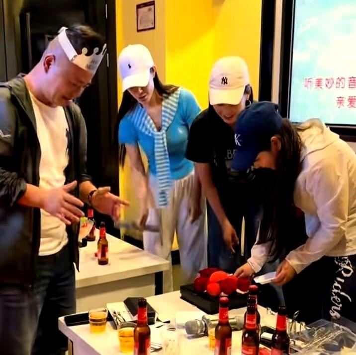 心里满是牵挂和担忧。蓉儿突然回了湖北老家，阿豪视频里眼圈发红，一句“我想有个家”