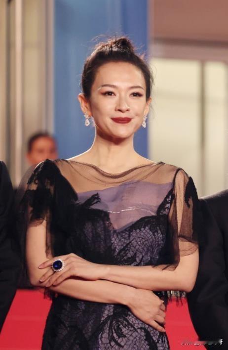 《酱园弄》主创齐聚戛纳走红毯，看了45岁的章子怡和37岁杨幂在G社镜头下的生图，