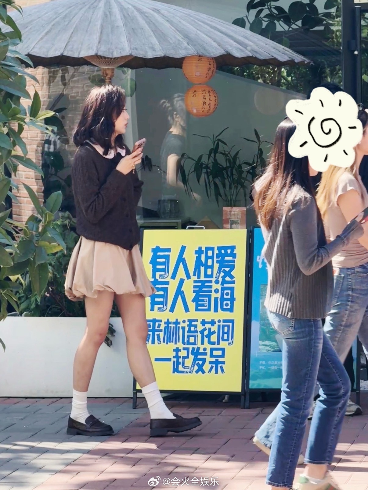 甜甜打招呼的Flora～北京郎园偶遇孙千北京街头偶遇孙千 ​​​