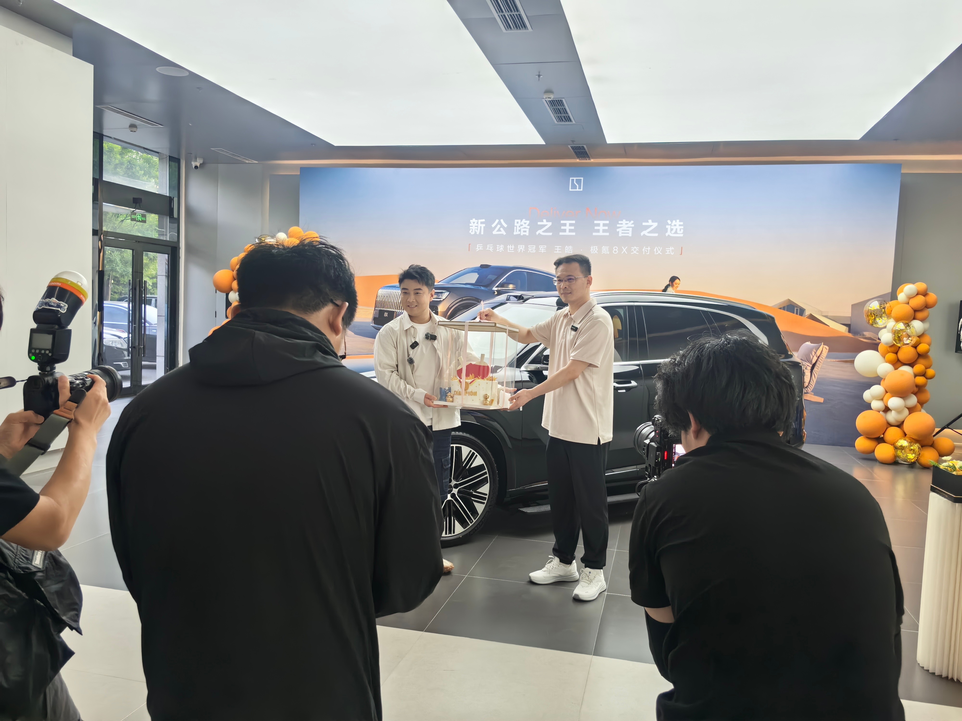 世乒赛12连冠教头王皓，凯旋归国首站直接提走极氪8X！赛场掌控全局，座驾同样选王