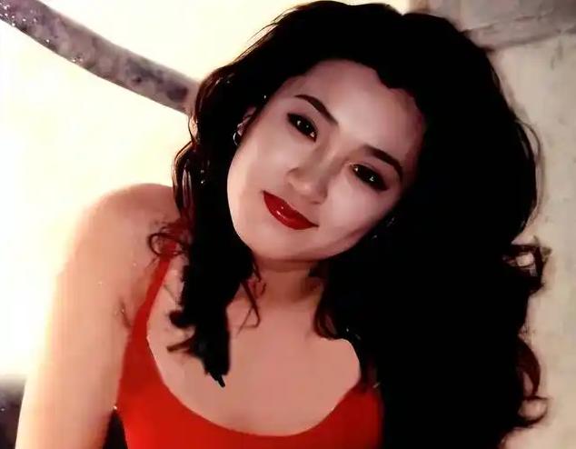 张艺谋当年正眼都没瞧过瞿颖，问了两句就想打发走。原本安红这个角色根本不属于她，北