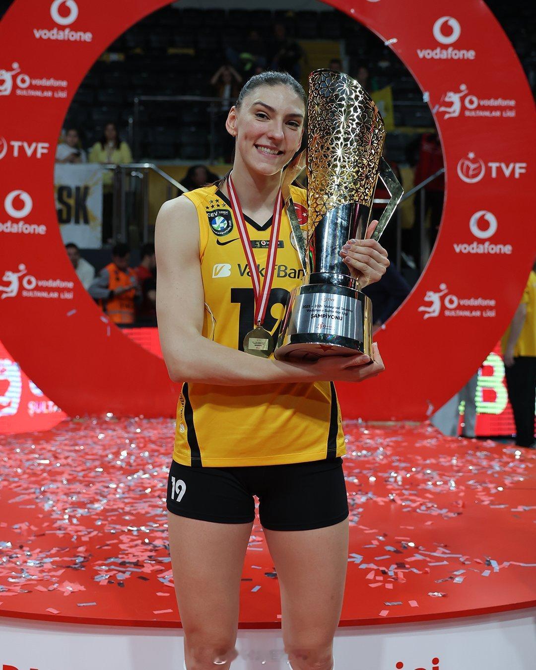 国际排坛动态 博斯科维奇等待了11个赛季，终于在离开伊萨的第一个赛季就捧得了土超