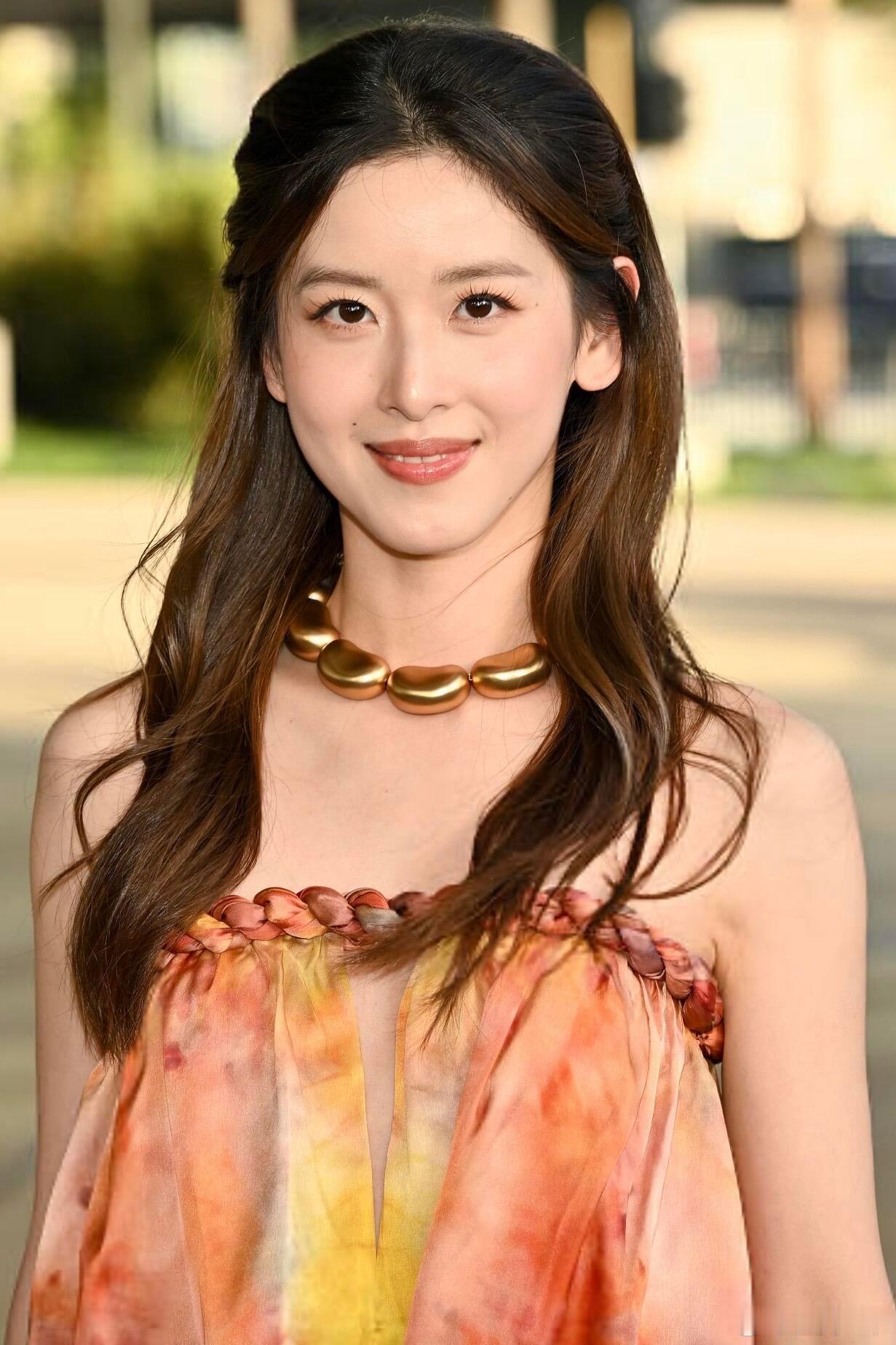 章泽天出席洛杉矶艺术晚宴 