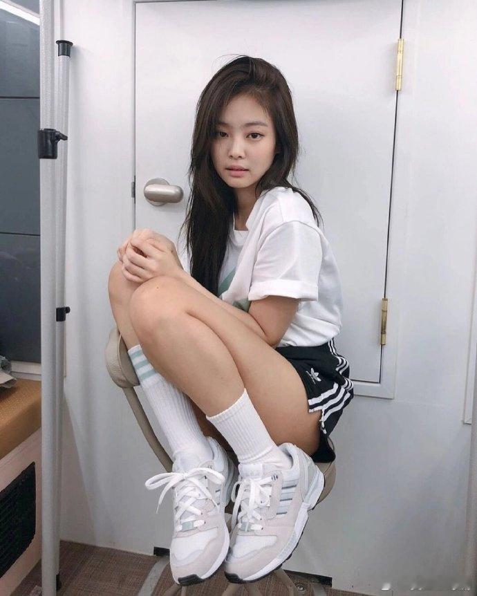 Jennie这个坐姿迷倒了不少人 