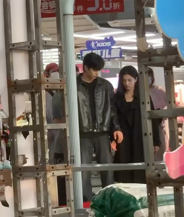 宋威龙张婧仪野狗骨头牵手逛街，好配的身高好配的气场好自然的相处，颜霸组合就是这么