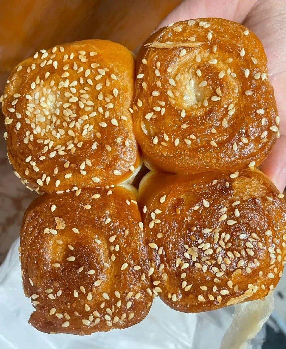 爱吃蜂蜜小面包的人天塌了天，我好喜欢吃这个，特别是刚出炉的，有一面脆脆的，中间软