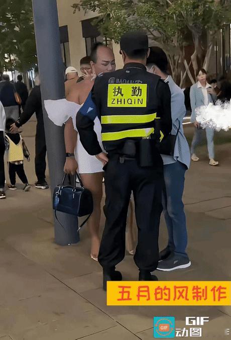 上海街头这一幕直接把路人的眼睛看直了

这位大哥身着白色抹胸短裙

踩着恨天高