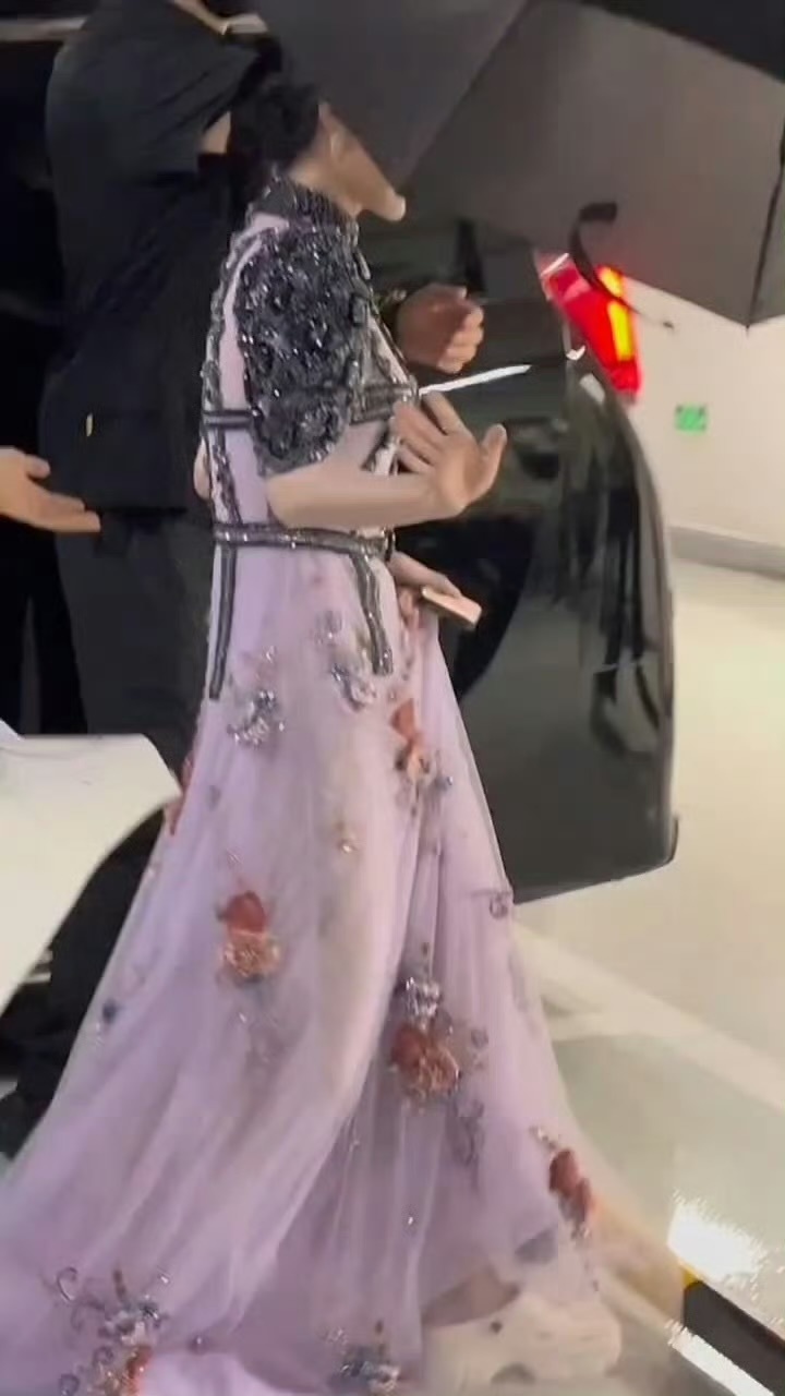 杨紫李现追剧团上班路透我的cp复活了[赢牛奶]和追剧团好美好帅！紫妹配紫裙好有气
