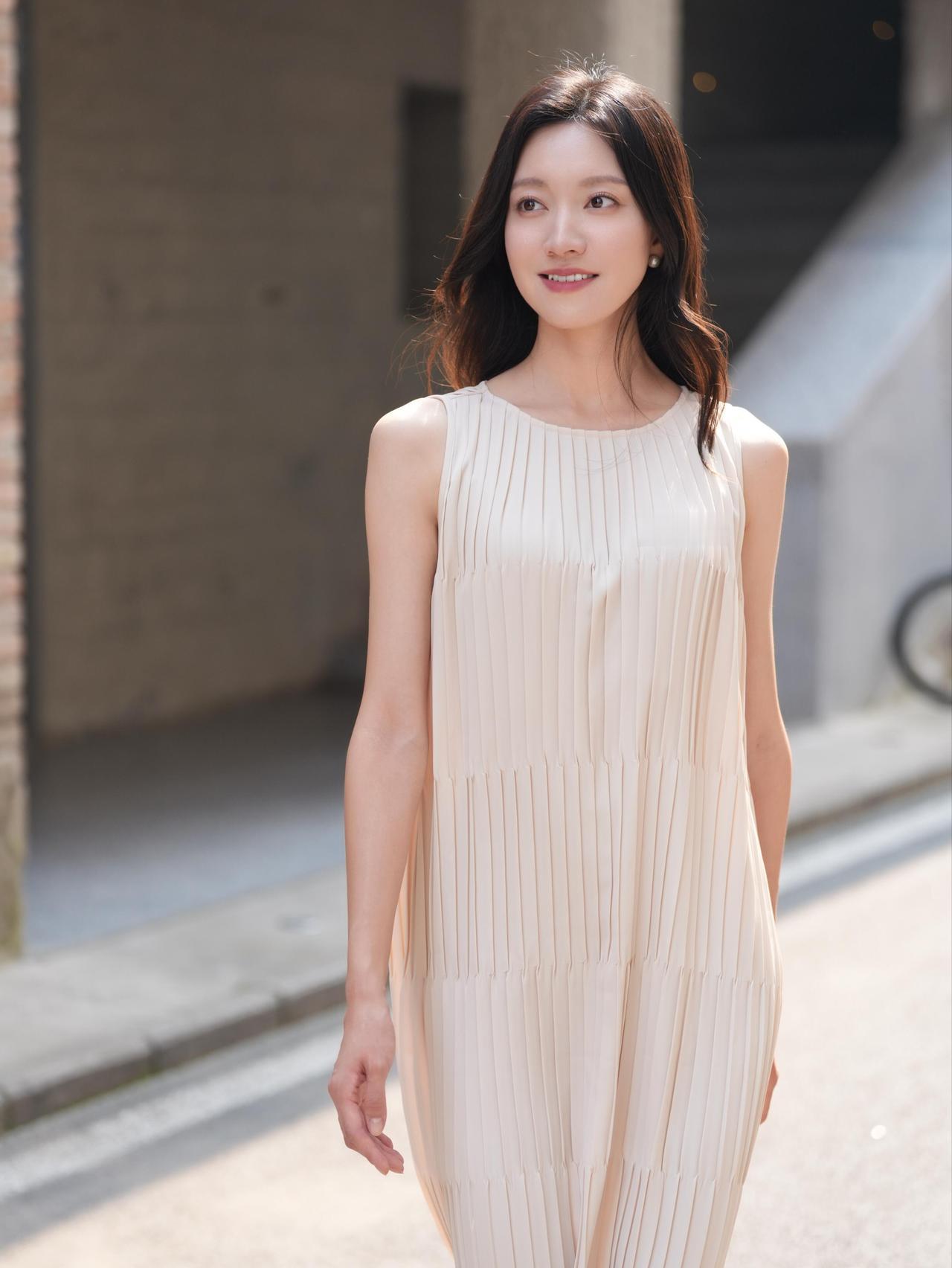 她好美啊，像精灵族的女子一样。