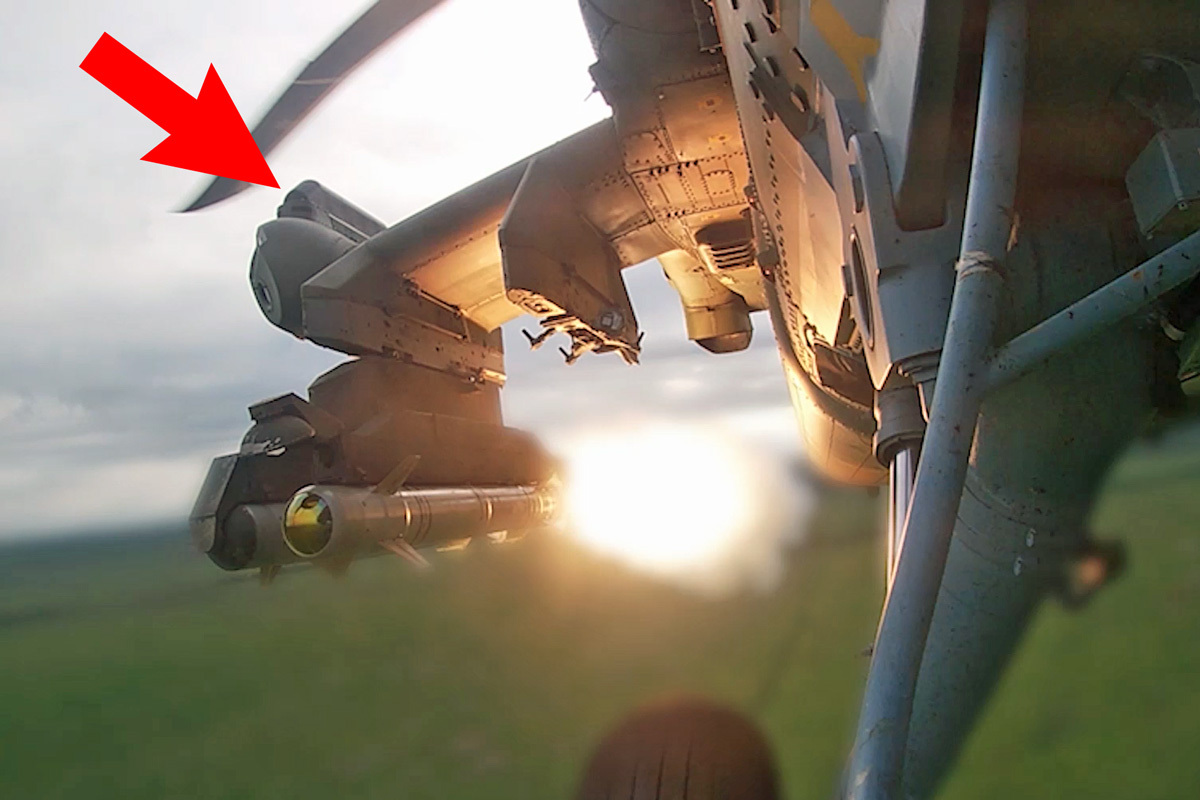 Mi-28NM开始改进，武器短翼上方安装了两个微波天线，不知道是不是用来干扰无人