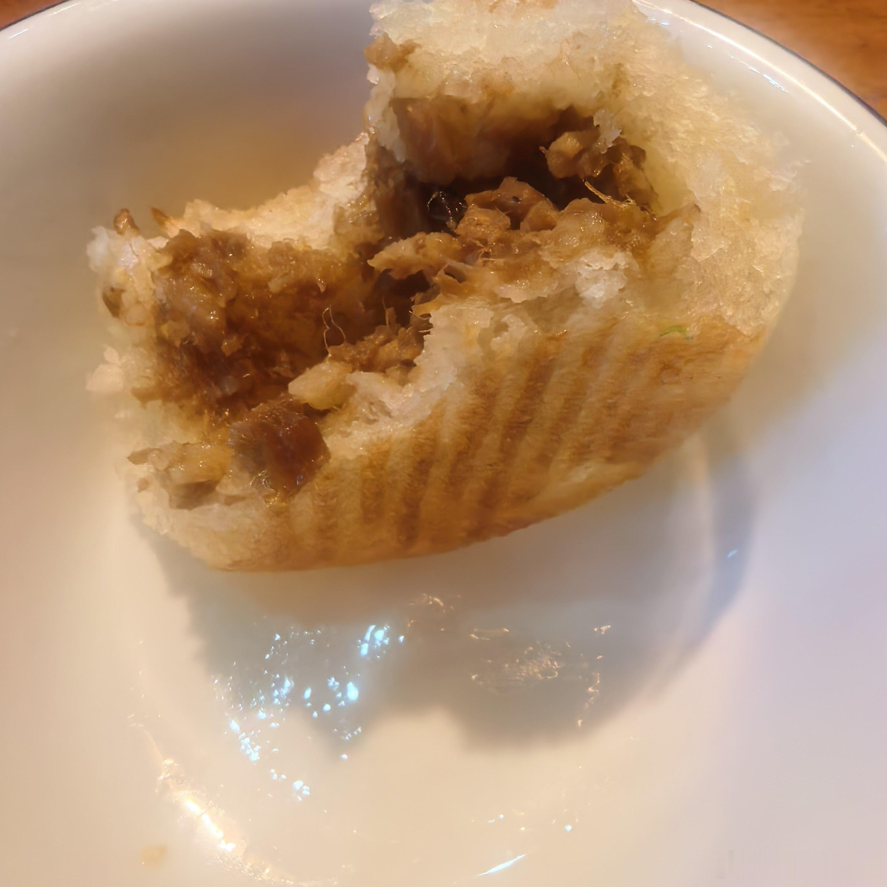 吃了个超好吃的菌儿包子，虽然尝得出来是不那么贵的菌儿做的，但结合在一起很香。 